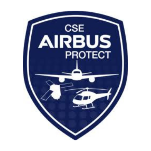 Portrait professionnel d'un responsable RH d'Airbus souriant en costume, arrière-plan de bureau moderne