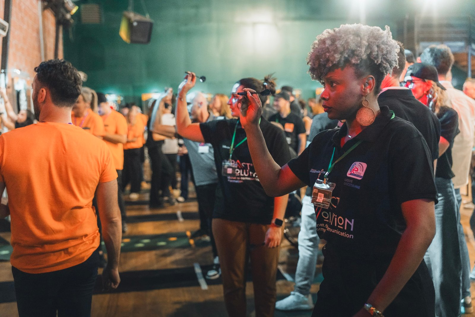 Joueurs concentrés sur la cible pendant la Toulouse Corporate Darts